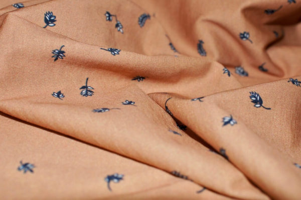 jersey coton biologique vendu au mètre tissu bio motif petites feuilles camel Mars-ELLE